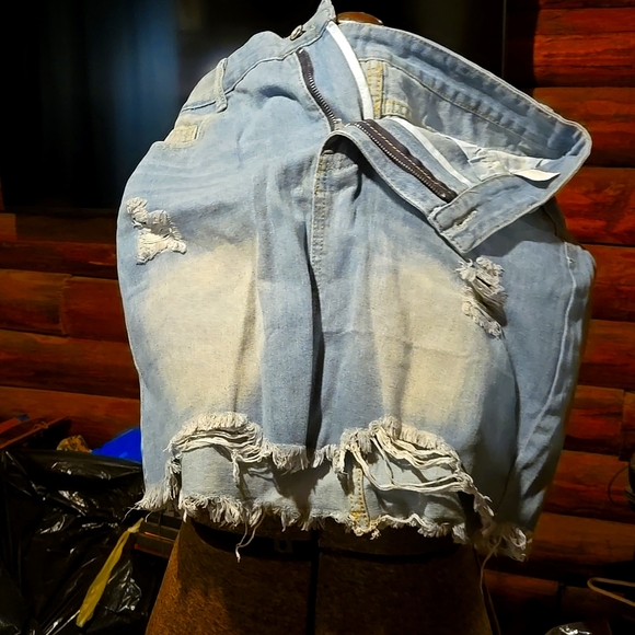 Women's shorts - Picture 1 of 3